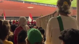 Momen Adem Ibu dan Dua Anak Suporter Australia Satu Tribun Bareng Fans Timnas Indonesia