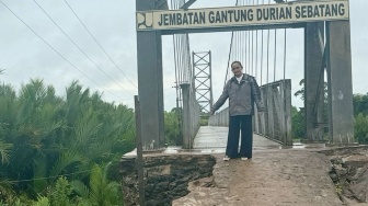 Kondisi Jembatan Gantung di Desa Durian Sebatang Kayong Utara Memprihatinkan, Warga Khawatir