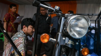 Calon peserta lelang memeriksa fisik motor Royal Enfield yang dilelang di Tempat Penimbunan Pabean, Cilincing, Jakarta, Jumat (13/9/2024). [ANTARA FOTO/Hafidz Mubarak A/YU]