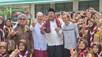 Mendadak Rajin Pose Sajete Ala Jakmania usai Maju di Pilkada Jakarta, Rano Karno Ungkap Alasannya!