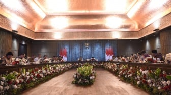 Presiden Joko Widodo didampingi Wakil Presiden Ma'ruf Amin memimpin sidang kabinet paripurna terakhir di Istana Garuda, Ibu Kota Nusantara (IKN), Penajam Paser Utara, Kalimantan Timur, Jumat (13/09/2024). [ANTARA FOTO/M Risyal Hidayat/tom]