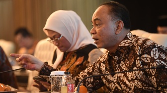 Menteri Komunikasi dan Informatika Budi Arie Setiadi (kanan) berdampingan dengan Menteri Ketenagakerjaan Ida Fauziyah (kiri) sebelum sidang kabinet paripurna terakhir di Istana Garuda, Ibu Kota Nusantara (IKN), Penajam Paser Utara, Kalimantan Timur, Jumat (13/09/2024). [ANTARA FOTO/M Risyal Hidayat/tom]