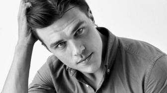 Finn Wittrock Resmi Main di Film So Much For Love, Intip Detail Karakternya