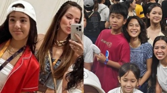 Adu Gaya Nia Ramadhani dan Dian Sastro Nonton Konser Bruno Mars Bareng Anak