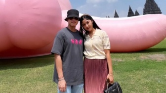 Foto di Prambanan, Erina Pakai Sandal Dior Sambil Tenteng Tas Chanel: Harganya..