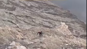 Viral! Diduga Wisatawan Turun ke Kawah Bromo, Ini Kata TNBTS