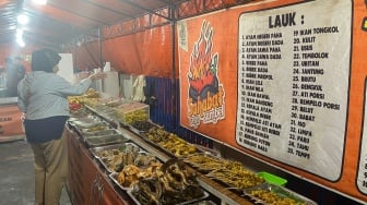 Rekomendasi Ungkepan Kota Solo, Ada Puluhan Lauk di Warung Sahabat Sego Sambal Lho!