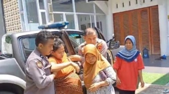 Momen Polisi Selamatkan Ibu Hamil Nyaris Melahirkan di Jalan Raya