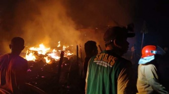 Kebakaran Hebat Ludeskan Dua Rumah di Sragen, Tetangga Berjibaku Padamkan Api