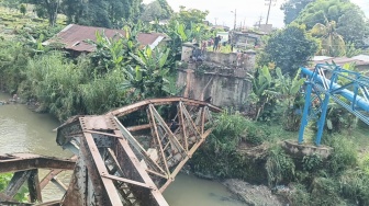 Jembatan Penyeberangan Anak Sekolah di Medan Ambruk, Warga Bilang Begini