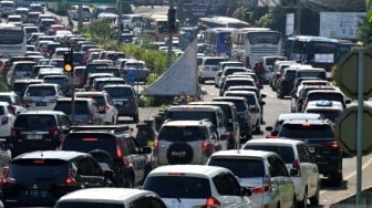 Puncak Padat! Ribuan Kendaraan Mengular, Polisi Cianjur Terapkan Rekayasa Lalu Lintas