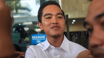 Ketua Umum Partai Solidaritas Indonesia (PSI) Kaesang Pangarep menjawab pertanyaan jurnalis usai memberikan klarifikasi terkait jet pribadi di Gedung ACLC Komisi Pemberantasan Korupsi (KPK), Jakarta, Selasa (17/9/2024). [ANTARA FOTO/Reno Esnir/app/foc]
