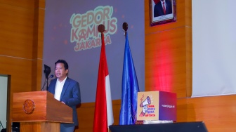 CEO Suara.com Suwarjono memberikan sambutan saat pembukaan acara Gedor Kampus Jakarta di Universitas Negeri Jakarta (UNJ), Selasa (17/9/2024). [Suara.com/Alfian Winanto]