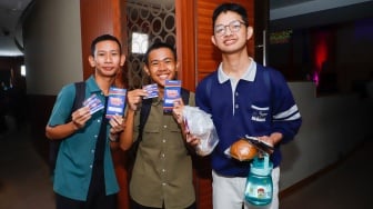 Mahasiswa melakukan pendaftaran untuk mengikuti acara Gedor Kampus Jakarta di Universitas Negeri Jakarta (UNJ), Selasa (17/9/2024). [Suara.com/Alfian Winanto]