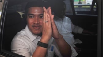 Ketua Umum Partai Solidaritas Indonesia (PSI) Kaesang Pangarep berpamitan ke jurnalis usai memberikan klarifikasi terkait jet pribadi di Gedung ACLC Komisi Pemberantasan Korupsi (KPK), Jakarta, Selasa (17/9/2024). [ANTARA FOTO/Reno Esnir/app/foc]