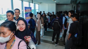 Mahasiswa melakukan pendaftaran untuk mengikuti acara Gedor Kampus Jakarta di Universitas Negeri Jakarta (UNJ), Selasa (17/9/2024). [Suara.com/Alfian Winanto]