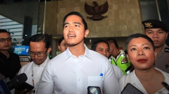 Ketua Umum Partai Solidaritas Indonesia (PSI) Kaesang Pangarep (tengah) menjawab pertanyaan jurnalis usai memberikan klarifikasi terkait jet pribadi di Gedung ACLC Komisi Pemberantasan Korupsi (KPK), Jakarta, Selasa (17/9/2024). [ANTARA FOTO/Reno Esnir/app/foc]