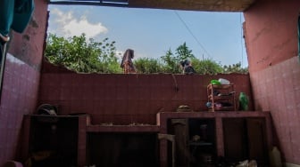 Relawan memindahkan alat medis dari puskesmas pasca gempa bumi di Desa Cibeureum, Kertasari, Kabupaten Bandung, Jawa Barat, Rabu (18/9/2024). [ANTARA FOTO/Novrian Arbi/Spt]