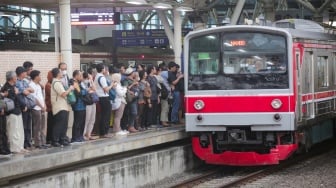 Viral! Aksi Heroik Petugas KRL Ringkus Pencuri Tas di Stasiun Pondok Cina