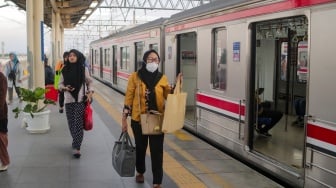 Penumpang bersiap menaiki kereta rel listrik commuterline di Stasiun Manggarai, Jakarta,Rabu (18/9/2024). [Suara.com/Alfian Winanto]