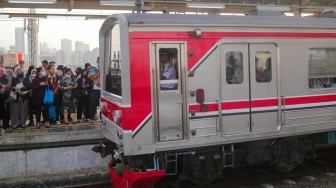 Penumpang bersiap menaiki kereta rel listrik commuterline di Stasiun Manggarai, Jakarta,Rabu (18/9/2024). [Suara.com/Alfian Winanto]