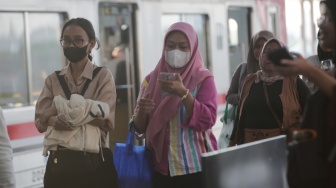 Penumpang bersiap menaiki kereta rel listrik commuterline di Stasiun Manggarai, Jakarta,Rabu (18/9/2024). [Suara.com/Alfian Winanto]