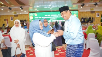 Hadiri Pengajian Silaturahmi Sejuta Umat, Ibu-ibu Heboh Minta Foto Bareng Bobby Nasution