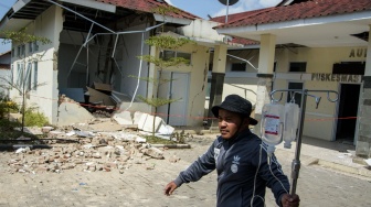 Relawan memindahkan alat medis dari puskesmas pasca gempa bumi di Desa Cibeureum, Kertasari, Kabupaten Bandung, Jawa Barat, Rabu (18/9/2024). [ANTARA FOTO/Novrian Arbi/Spt]