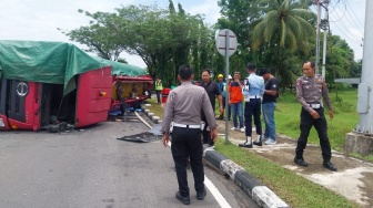 Mobil Tangki Pertamina Terguling di Bundaran Bandara Supadio, Arus Lalu Lintas Tersendat