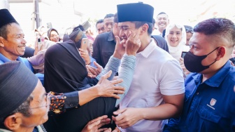 Tak Ngaruh Lagi Dikawal Paspampres, Emak-emak 'Nekat' Cubit Pipi Kaesang di Lebak