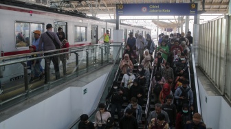 Penumpang bersiap menaiki kereta rel listrik commuterline di Stasiun Manggarai, Jakarta,Rabu (18/9/2024). [Suara.com/Alfian Winanto]