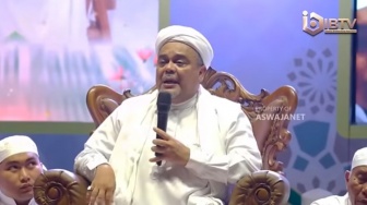 Habib Rizieq Ajak Jamaah Nyanyikan Lagu Ganyang Fufufafa