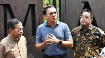 Bakal calon Gubernur DKI Jakarta Pramono Anung (kiri) bersama bakal calon Wakil Gubernur DKI Jakarta Rano Karno (kanan) dan mantan Gubernur DKI Jakarta Basuki Tjahaja Purnama alias Ahok (tengah) memberikan keterangan kepada wartawan usai bertemu di Taman Semanggi, Jakarta Pusat, Kamis (19/9/2024). [ANTARA FOTO/Fakhri Hermansyah/YU]