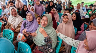 Tangis Haru Suci, Terima Hadiah Umrah dari Fajar Hadi Prabowo