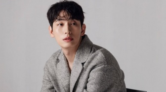 Yoon Park Ditawari Bintangi Drama Korea 'Take Care of the 5 Eagle Brothers'