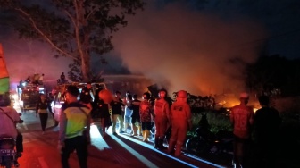 Kebakaran Landa Bengkel Mobil di Sungai Ambawang, Pemilik Dilarikan ke Rumah Sakit