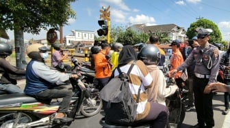 Terobos Palang Perlintasan KA, 1 dari 13 Pengendara Motor di Yogyakarta Ditindak Tegas