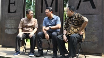 Bakal calon Gubernur DKI Jakarta Pramono Anung (kiri) bersama bakal calon Wakil Gubernur DKI Jakarta Rano Karno (kanan) berbincang dengan mantan Gubernur DKI Jakarta Basuki Tjahaja Purnama alias Ahok (tengah) di Taman Semanggi, Jakarta Pusat, Kamis (19/9/2024). [ANTARA FOTO/Fakhri Hermansyah/YU]