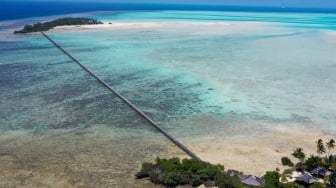 Foto udara suasana jembatan yang menghubungkan Pulau Bukungan Kecil (bawah) dan Pulau Bukungan Besar (atas) saat penyegelan di salah satu resor yang berada di Kepulauan Maratua, Kecamatan Maratua, Kabupaten Berau, Kalimantan Timur, Kamis (19/9/2024). [ANTARA FOTO/M Risyal Hidayat/YU]