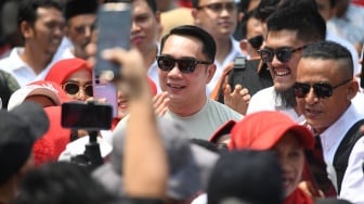 Bakal calon Gubernur DKI Jakarta Ridwan Kamil tiba untuk meninjau posko makan gratis di Warakas, Jakarta, Jumat (20/9/2024). [ANTARA FOTO/Akbar Nugroho Gumay/foc]