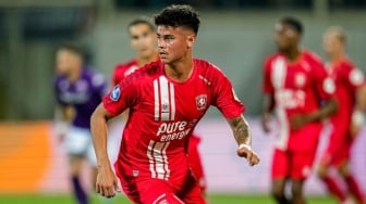 Saking Kuatnya Adu Fisik, Bek Rp121,6 Miliar Indonesia Bikin Striker Almere City Frutasi