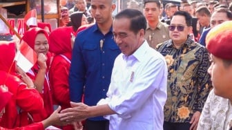 Dampingi Presiden Tinjau Pasar Dukuh Kupang, Pj. Gubernur Adhy Pastikan Harga Bahan Pokok Jatim Terkendali