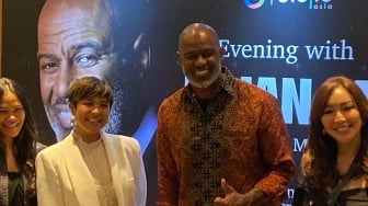 Malam Ini, Brian McKnight dan Dira Sugandi Bakal Berikan Duet Memukau di Panggung Konser