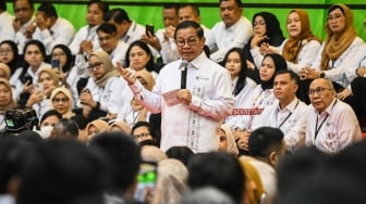 Eks Sekretaris Kabinet Pramono Anung menyampaikan pidato perpisahan kepada jajaran pegawai Sekretariat Kabinet di Jakarta, Jumat (20/9/2024). [ANTARA FOTO/Sulthony Hasanuddin/foc]