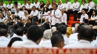 Eks Sekretaris Kabinet Pramono Anung menyampaikan pidato perpisahan kepada jajaran pegawai Sekretariat Kabinet di Jakarta, Jumat (20/9/2024). [ANTARA FOTO/Sulthony Hasanuddin/foc]