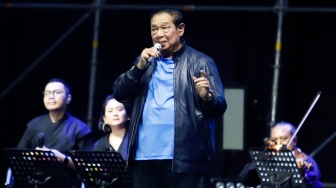 Presiden ke-6 Republik Indonesia, Susilo Bambang Yudhoyono (SBY) tampil bernyanyi dalam gelaran Pestapora 2024 di JIExpo Kemayoran, Jakarta, Jumat (20/9/2024). [Suara.com/Alfian Winanto]