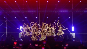 Grup Idol JKT48 tampil dalam gelaran Pestapora 2024 di JIExpo Kemayoran, Jakarta, Sabtu (21/9/2024). [Suara.com/Alfian Winanto]