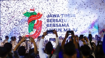 PJ Gubernur Adhy Serahkan Hadiah Sambeyara Logo Kickoff Rangkaian Hari Jadi Ke-79 Jatim