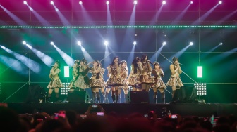 Grup Idol JKT48 tampil dalam gelaran Pestapora 2024 di JIExpo Kemayoran, Jakarta, Sabtu (21/9/2024). [Suara.com/Alfian Winanto]