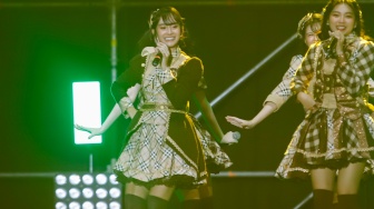 Grup Idol JKT48 tampil dalam gelaran Pestapora 2024 di JIExpo Kemayoran, Jakarta, Sabtu (21/9/2024). [Suara.com/Alfian Winanto]